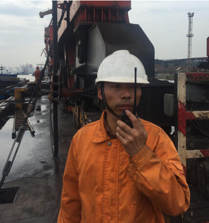 黃柏春，楊灣港務(wù)分公司裝卸工班副班長(cháng)。他工作認真、細致，有責任心。工作中，主動(dòng)排除班中的各類(lèi)安全隱患，避免事故的發(fā)生，實(shí)現班組安全生產(chǎn)無(wú)事故。  “決不把隱患交到下一班?！边@是黃柏春的一貫工作作風(fēng)。在4月中旬的一個(gè)夜班，在一條海輪卸貨作業(yè)結束后，由于裝卸的煤炭中有大量的煤矸石，料斗斗口被完全卡住，必須人工進(jìn)入料斗內進(jìn)行清理，工人在料斗中作業(yè)十分危險，身為副班長(cháng)的他主動(dòng)擔負起料斗內清理的任務(wù)。他叫來(lái)了兩位工友，與自己一起進(jìn)入料斗，在保證斗內貨物不坍塌的情況下，用手一塊塊的挖出了卡在料斗口的煤矸石，一直干到上早班的工友來(lái)接班才將斗口完全疏通好，累得他直不起腰來(lái)。  班中，他時(shí)刻留意員工的操作行為，保證員工安全無(wú)事故。4月下旬的一個(gè)白班，他們班和外務(wù)工配合進(jìn)行圓鋼卸船作業(yè)，一名新進(jìn)的外務(wù)工在掛鉤結束后站到了艙壁的里側，貨物起吊時(shí)突然晃動(dòng)起來(lái)，離新外務(wù)工3米遠的黃柏春一看不對勁，立刻起身一個(gè)快步?jīng)_到他身后將他往后一拉，只聽(tīng)“砰”一聲，圓鋼撞在了他旁邊的艙壁上，“好險啊，多虧你，不然就撞到我了?！蓖鈩?wù)工驚恐地說(shuō)。 “你不能站在里側，很危險，工作時(shí)得處處小心?！秉S柏春拉著(zhù)這位外務(wù)工的手臂厲聲地說(shuō)。黃柏春就是這樣，班中時(shí)刻留意著(zhù)每位員工的操作行為，守護著(zhù)每位員工的生命安全，讓班組員工高高興興上班，安安全全回家。  “檢查一下勞保用品佩戴好沒(méi)有”。這是黃柏春每天上班時(shí)必說(shuō)的一句話(huà)。一次，班里有位員工在江船清艙作業(yè)時(shí)救生衣未穿，黃柏春知道后狠狠地批評了他，對他說(shuō)：“臨水作業(yè)不穿救生衣，就是對自己不負責，要是出了事，后悔也來(lái)不及?！? 擔任副班長(cháng)一年多以來(lái)，黃柏春時(shí)刻把班組安全工作當作頭等大事，是班組員工的安全守護人。他班前注重安全檢查，排除隱患，班中時(shí)刻留心員工操作行為，發(fā)現問(wèn)題，及時(shí)處理，保證班組員工在安全環(huán)境下作業(yè)，避免了事故的發(fā)生，為班組員工撐起一把“安全傘”。